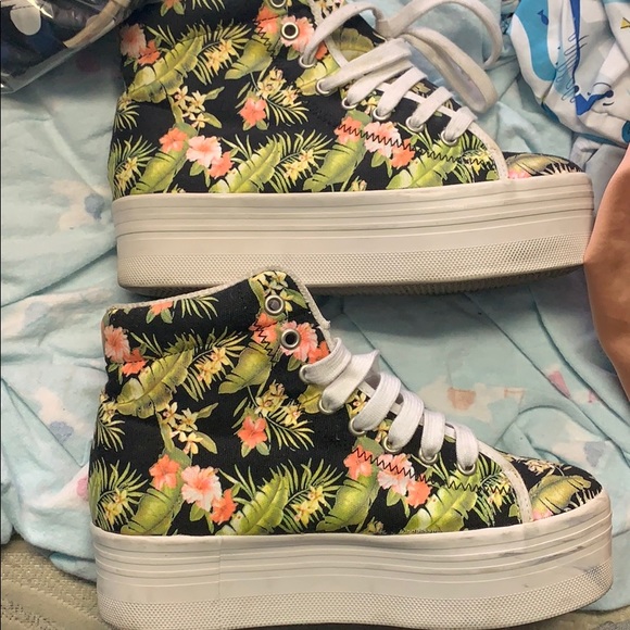 Shoes - Picture 3 of 7